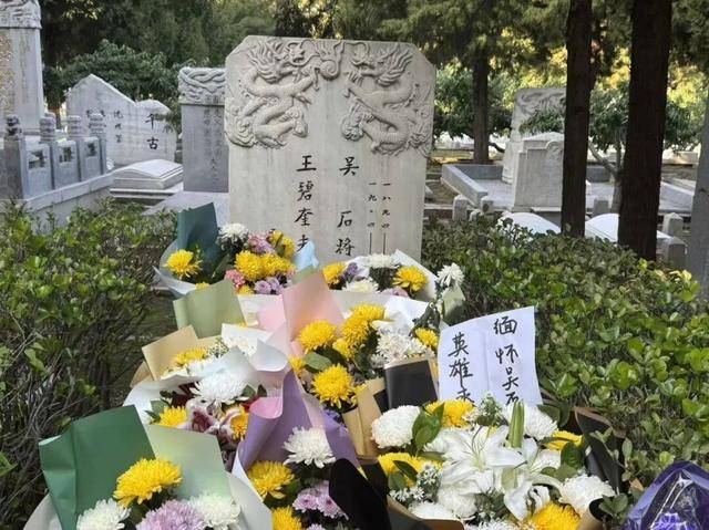 《沉默的荣耀》热播后,他墓前的鲜花摆了5米长