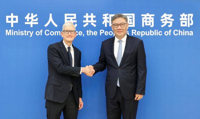 商务部部长王文涛会见苹果公司首席执行官库克