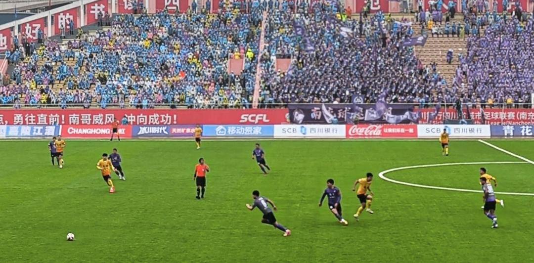 川超南充队6号球员明俊贤因颜值走红:“希望大家更关注球场上的我,以球技赢得掌声”