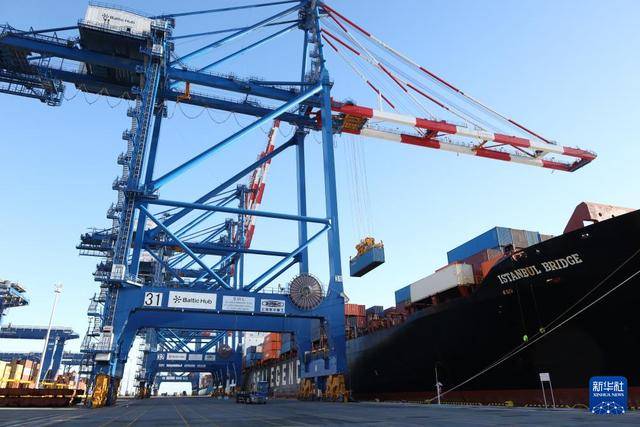 中欧北极快航航线首艘货船抵达波兰