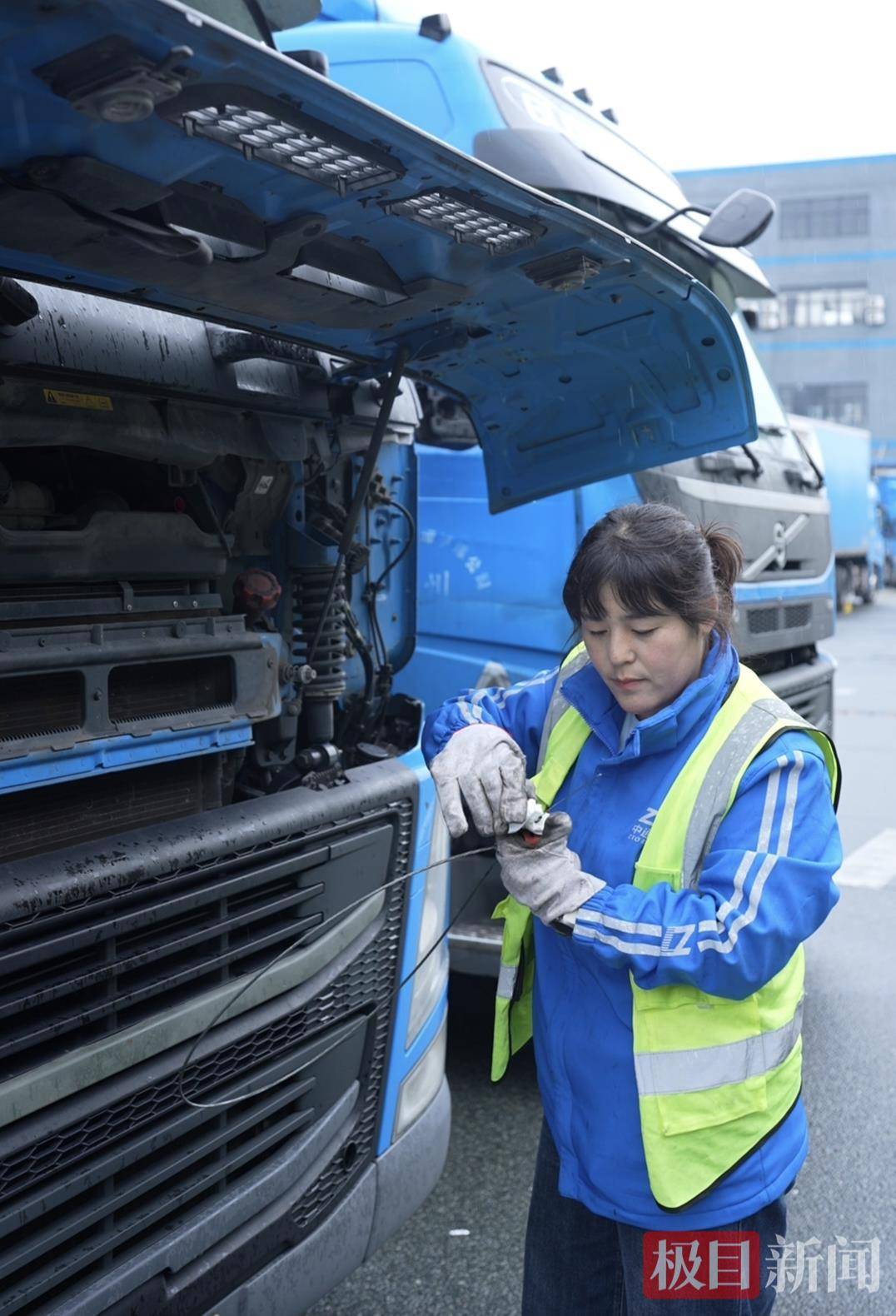 湖北90后姑娘驾驭21米重卡货车,3年多行驶里程相当于绕地球约10圈,始终保持零事故