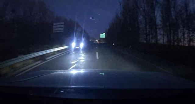 一高速上有SUV开远光逆行!当地交警:已锁定涉事车辆,将严厉查处