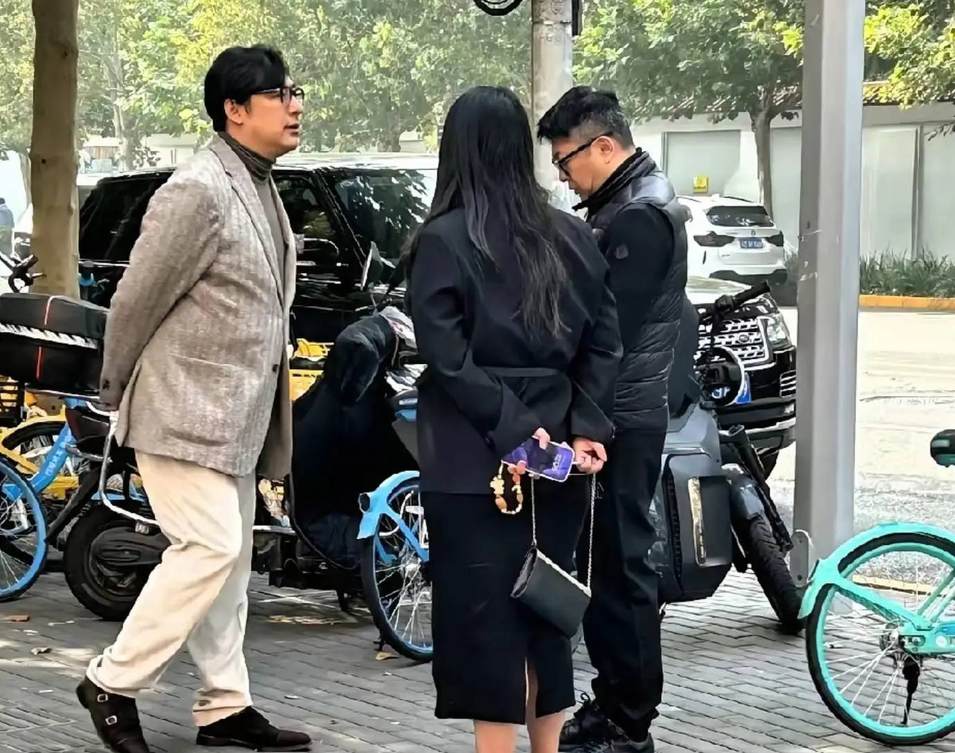 李湘王岳伦现身北京街头被偶遇!二人悠闲聊天离婚后依旧相处融洽